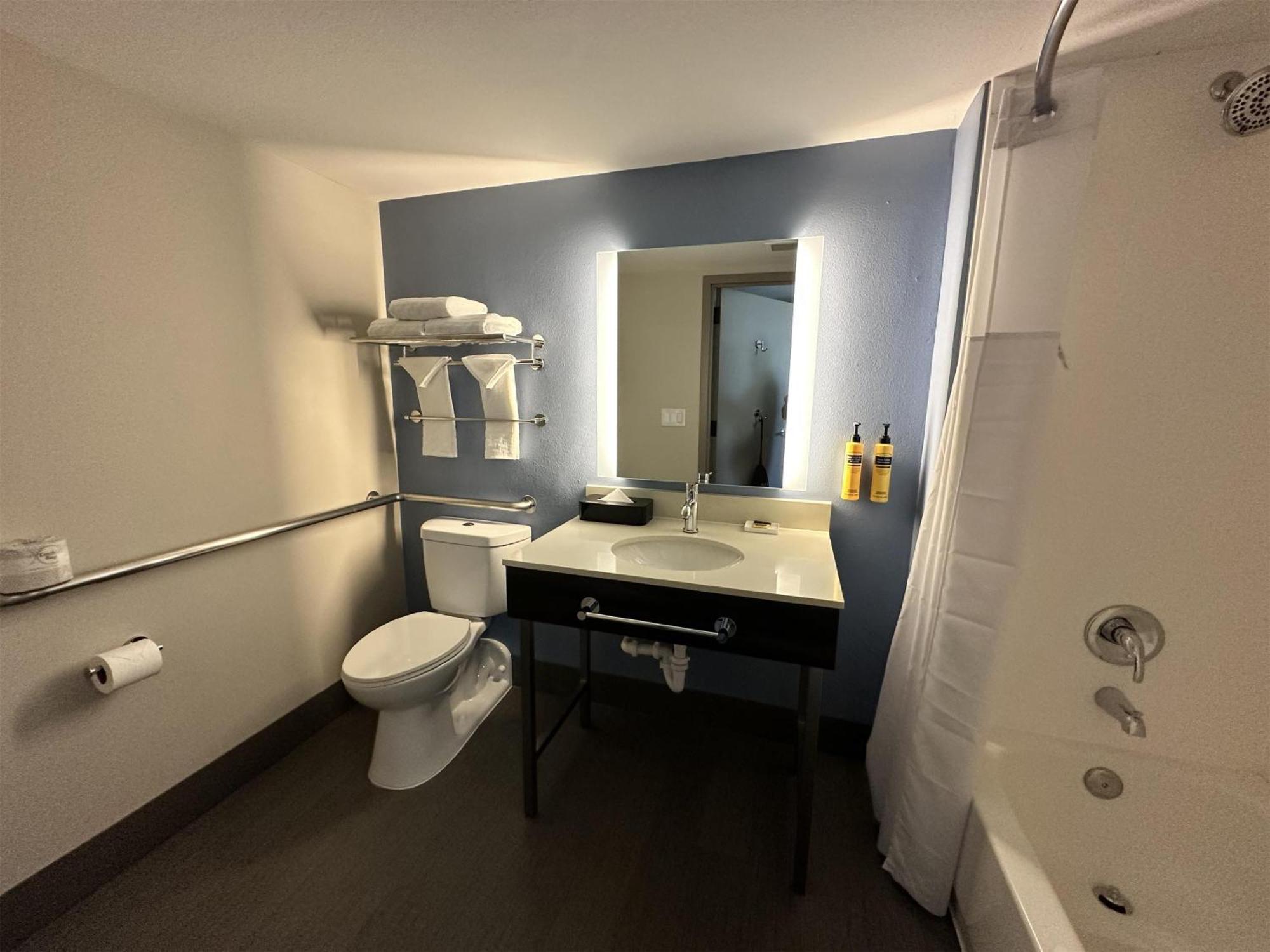 King Room Bath Tub Disability Access or Non-Smoking