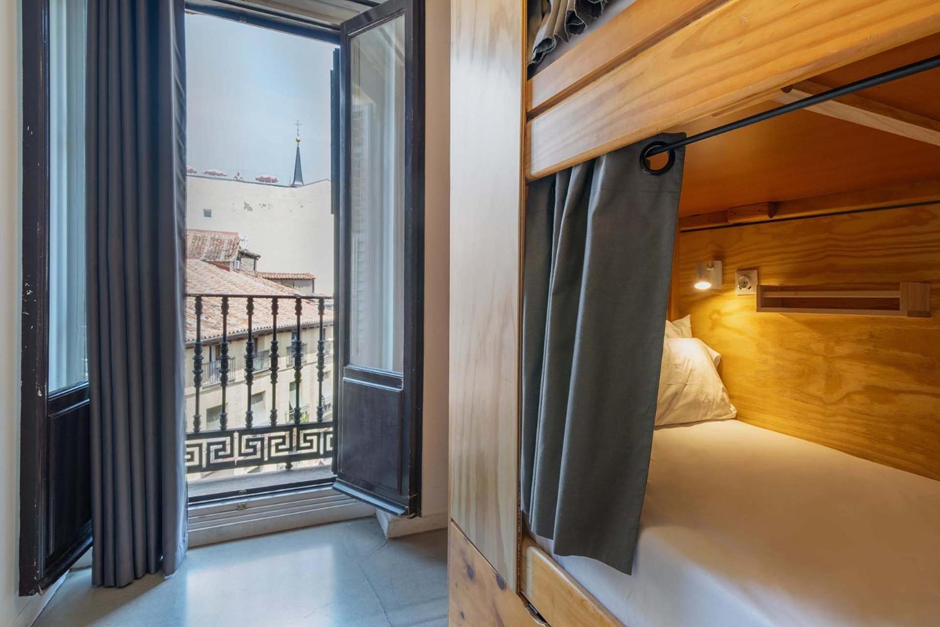 Eenpersoonsbed in Vrouwenslaapzaal met 4 Bedden - Eigen Badkamer