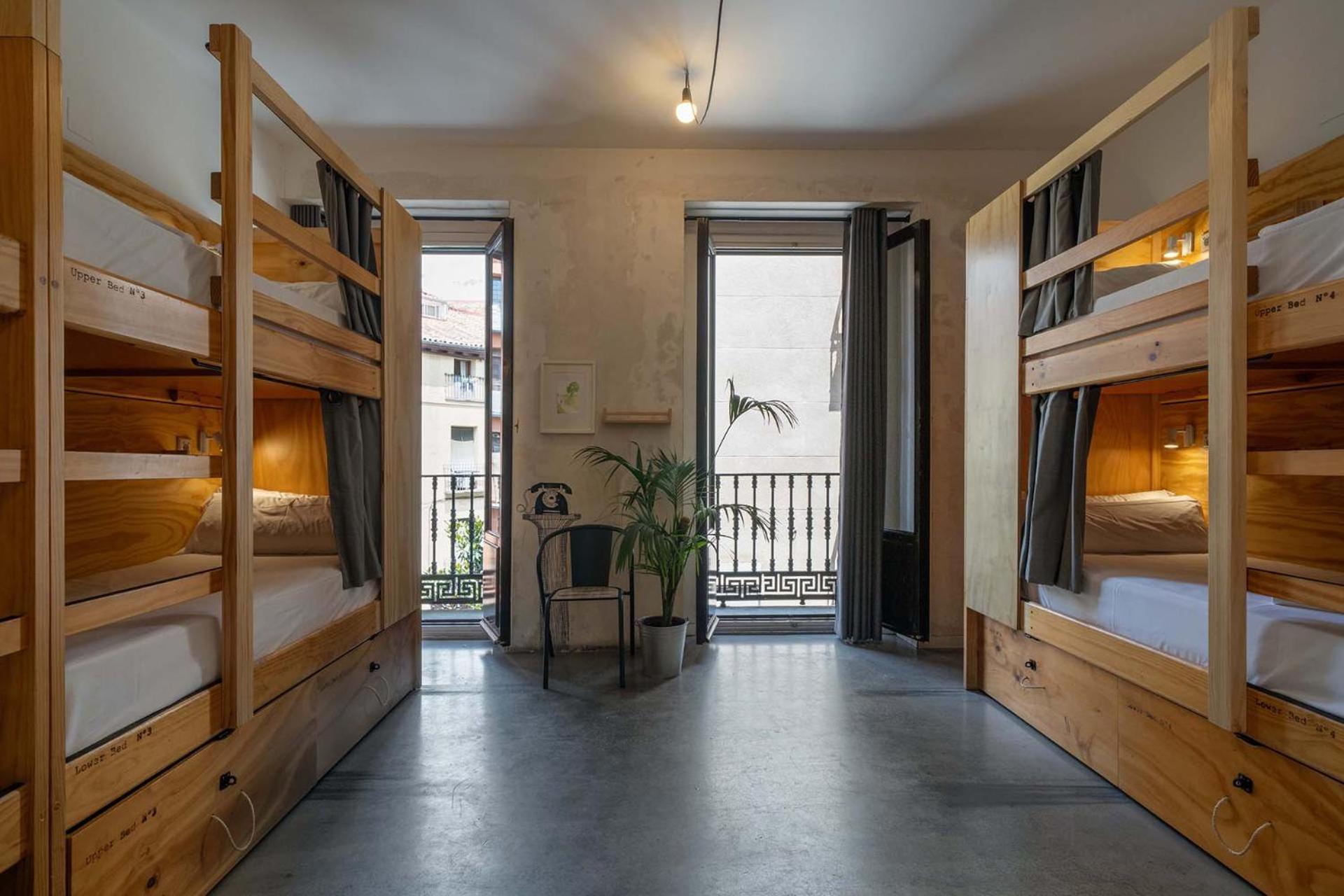 Eenpersoonsbed in Vrouwenslaapzaal met 8 Bedden - Eigen Badkamer