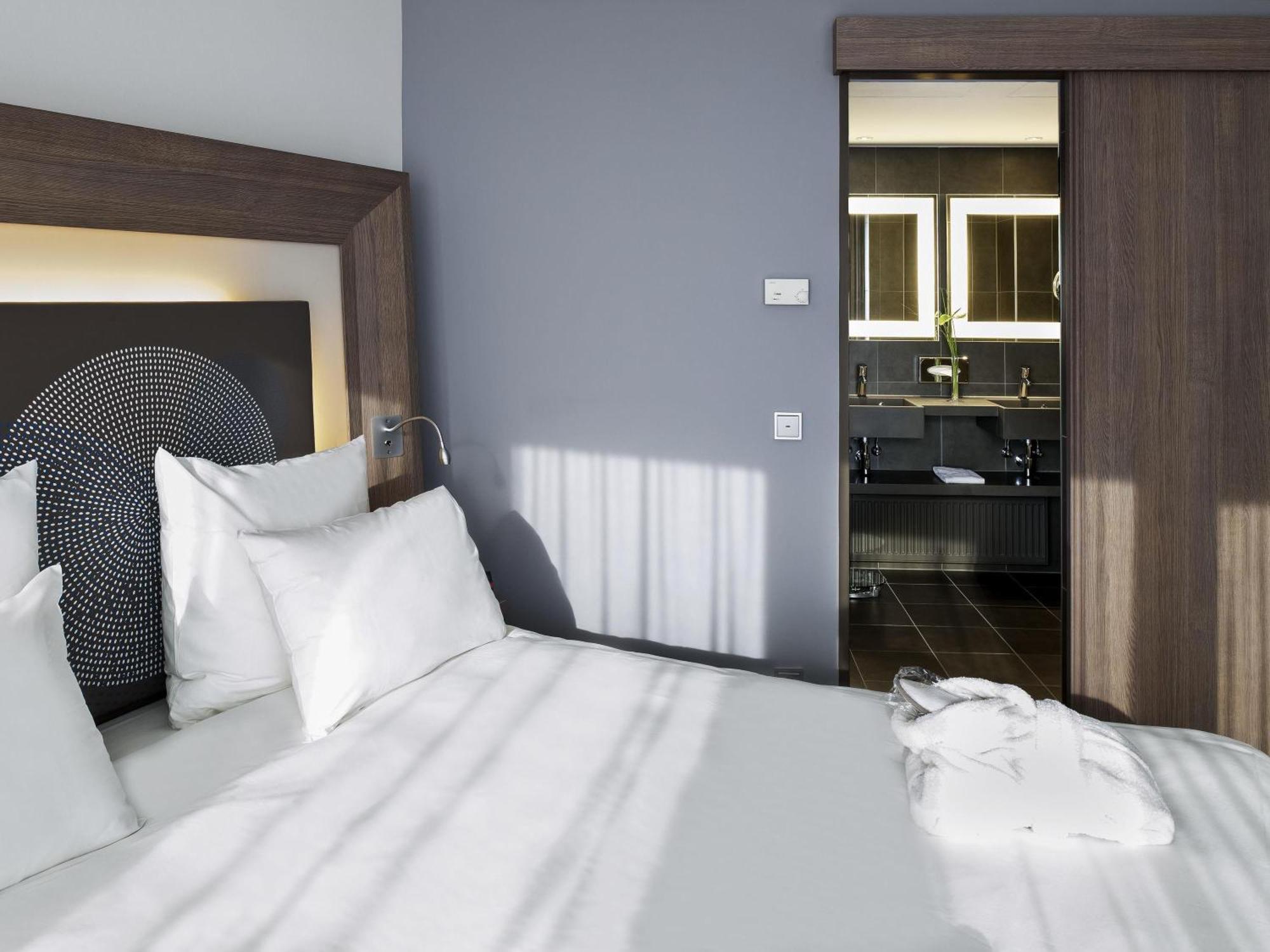 Suíte com Cama de Casal e Sofá-cama