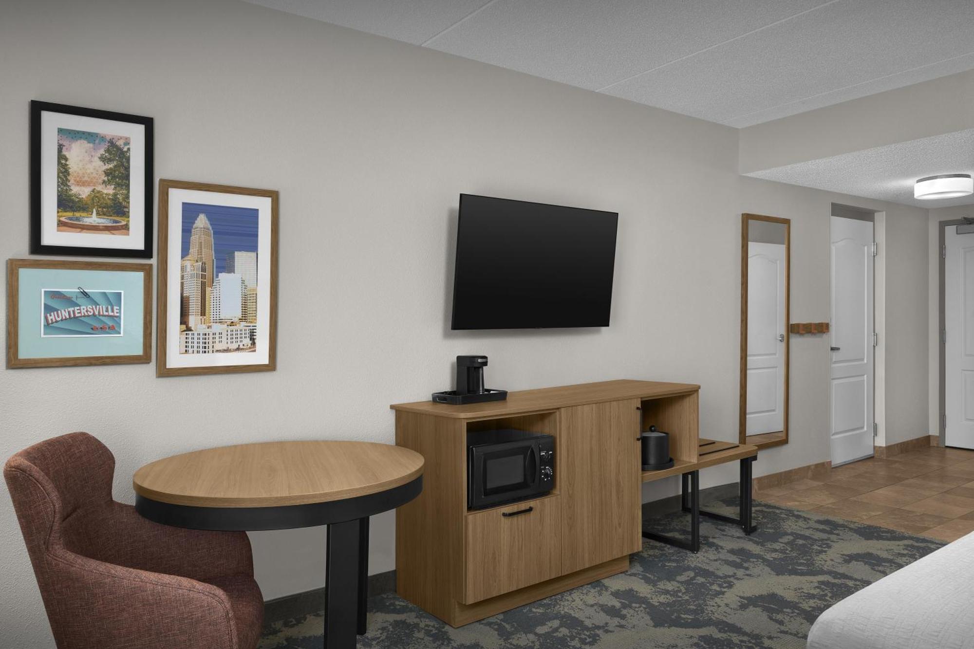 King Room with Accessible Tub - Mobility and Hearing Access/Non-Smoking