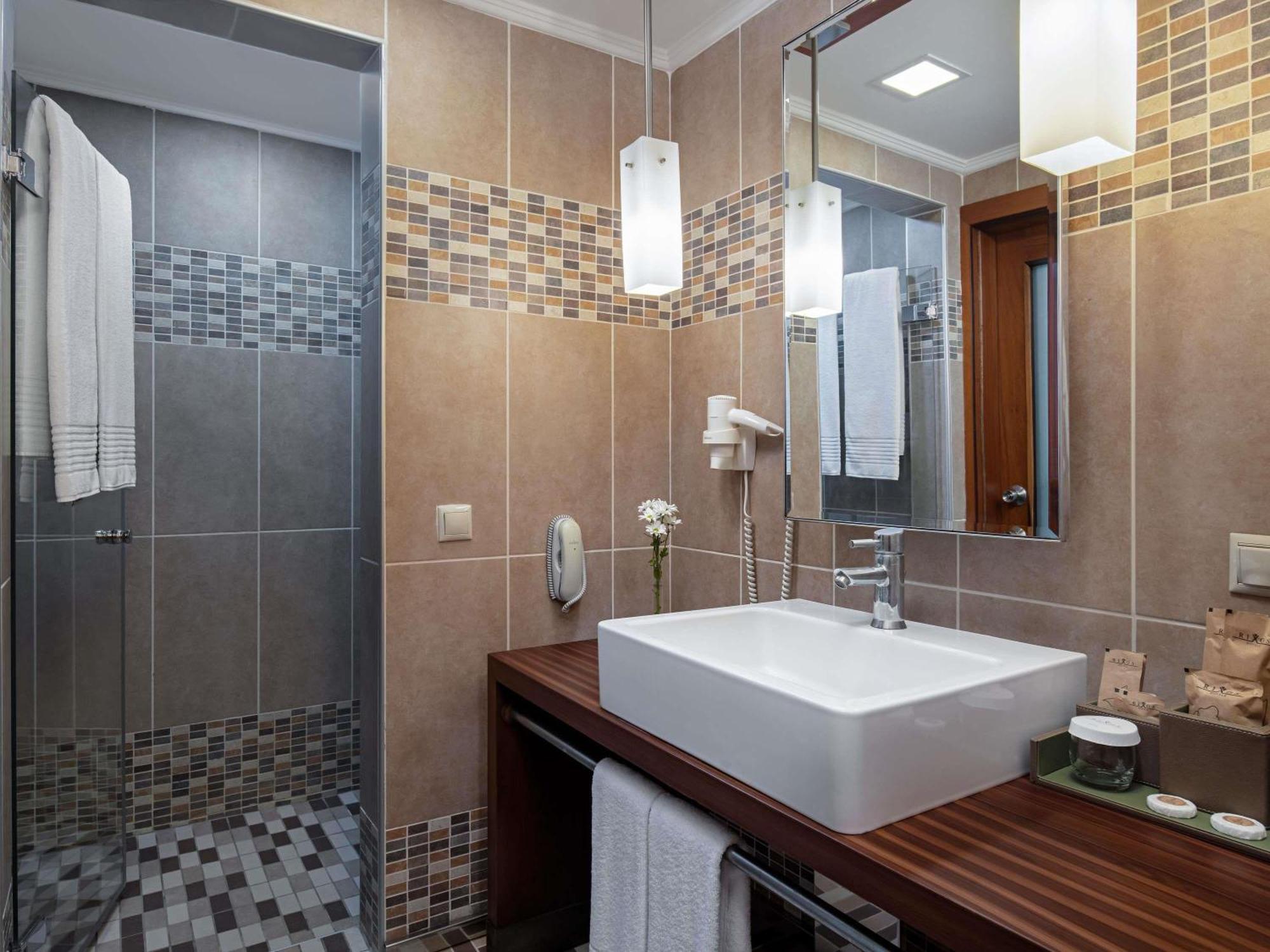 King Suite Spa Bath,1742644274:JPEG