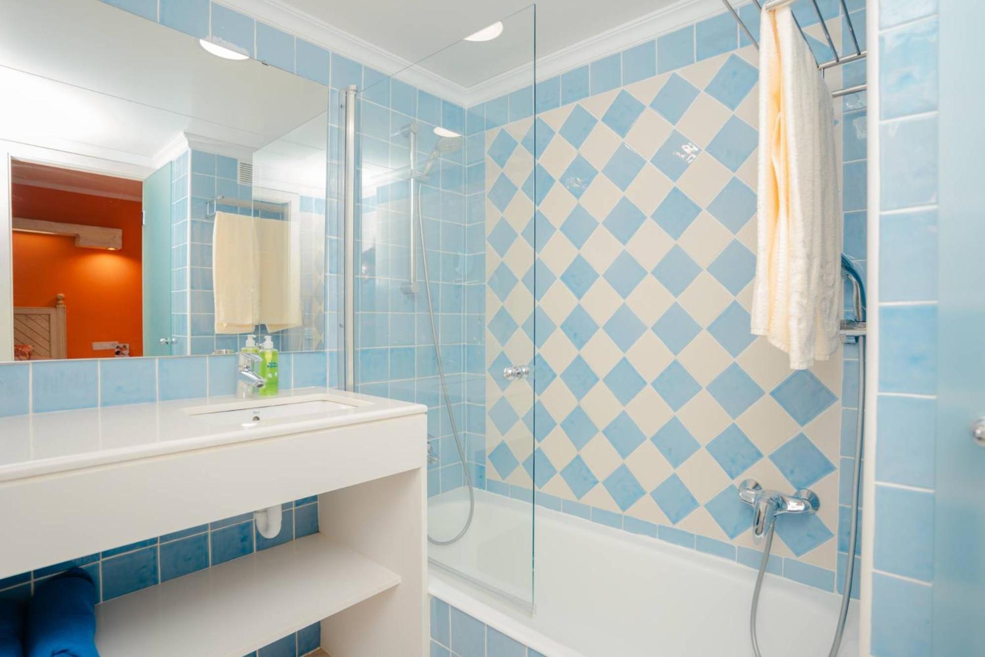 Apartamento com 2 Quartos e Vista Mar Parcial