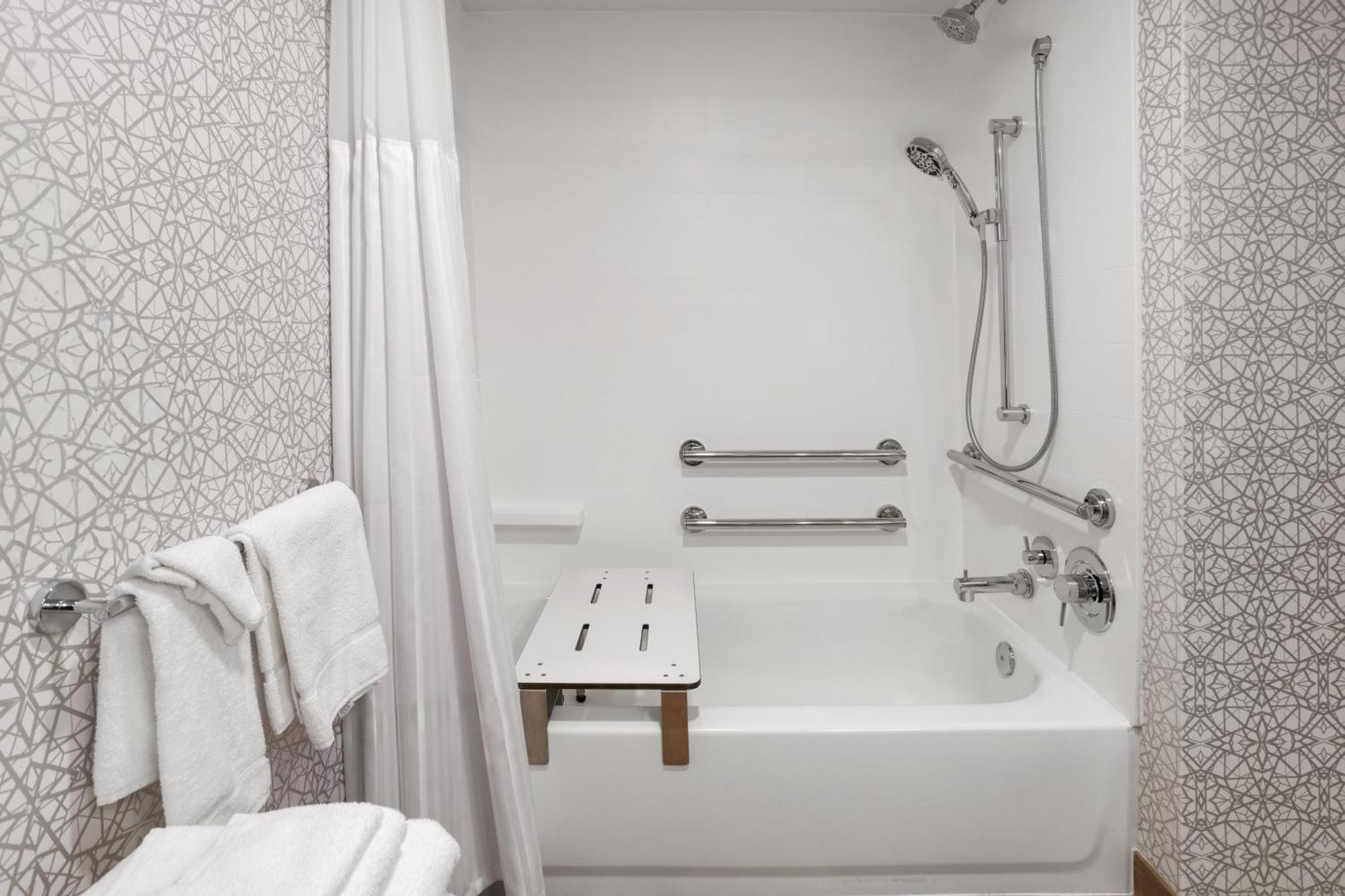 King Room with Bath Tub - Mobility and Hearing Access