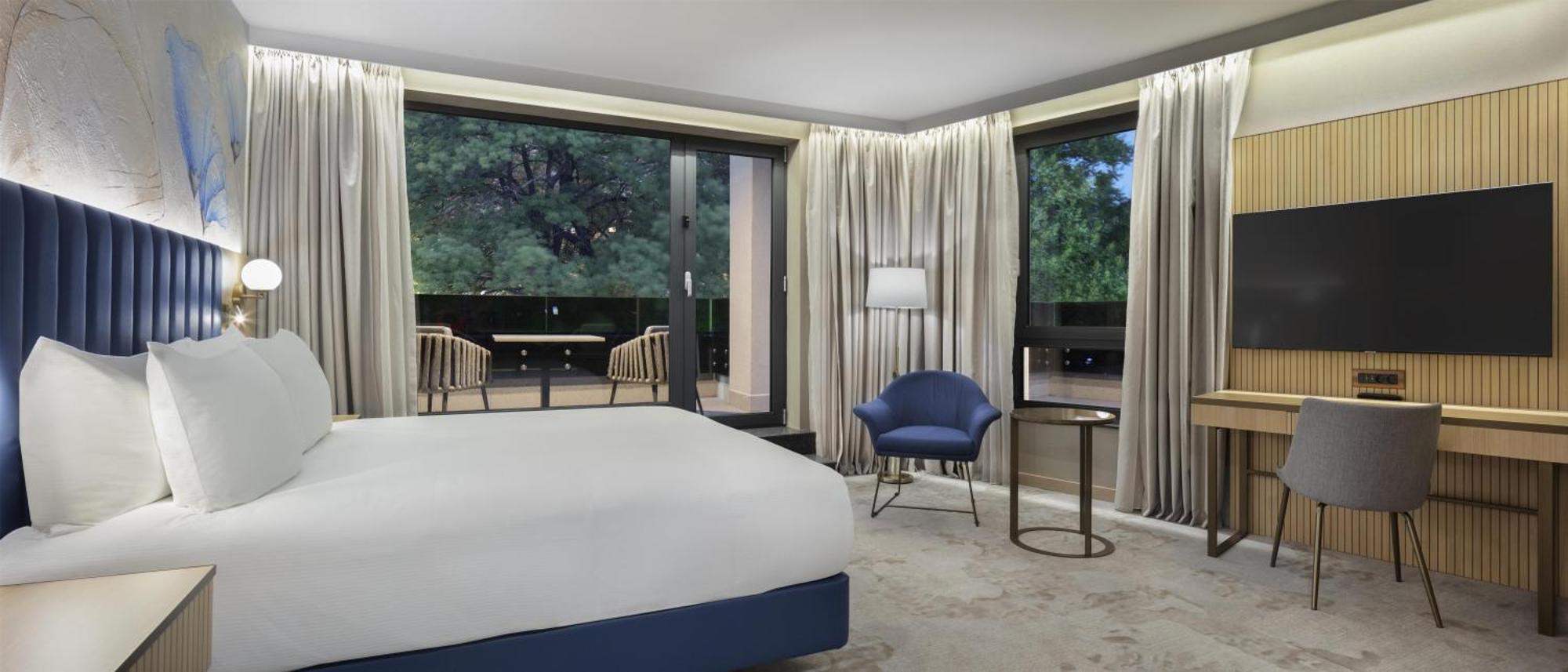 Superior Zimmer mit Kingsize-Bett und Balkon
