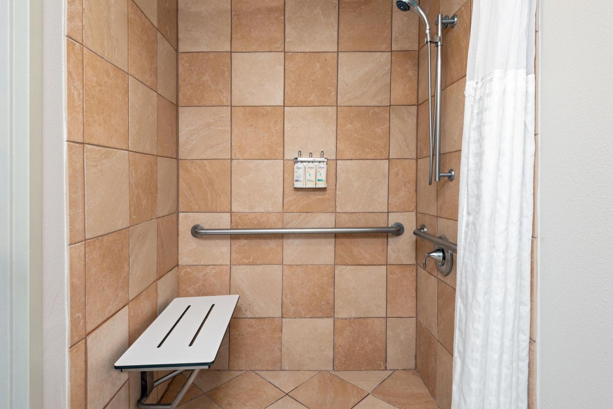 Quarto Standard com Cama King-size e Chuveiro Acessível a Cadeirantes - Acessível para Hóspedes com Mobilidade Reduzida