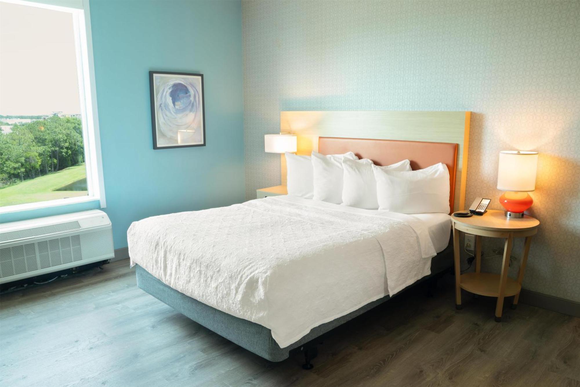 Queen Studio with Roll-In Shower - Mobility Access/Non-Smoking