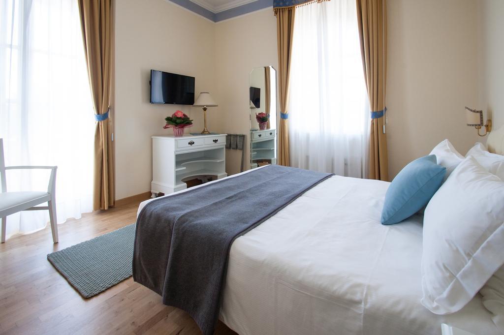 Doppel-/Zweibettzimmer mit Balkon