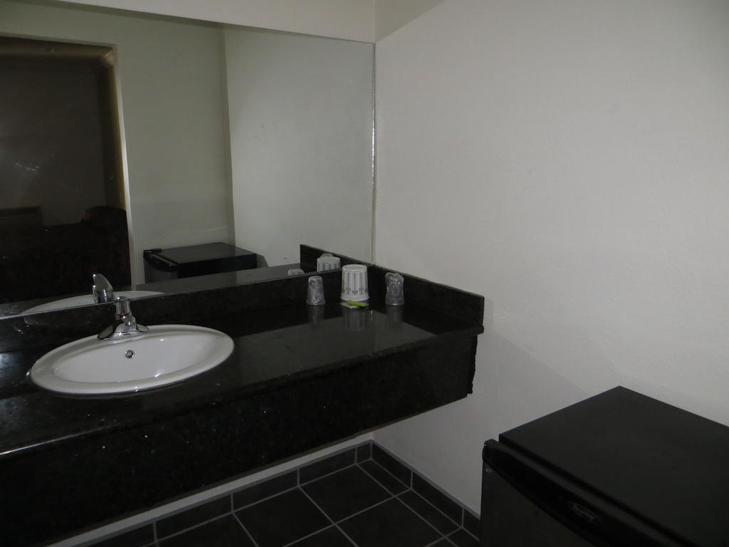 King Room with Roll-in Shower - Disability Access - Non-Smoking