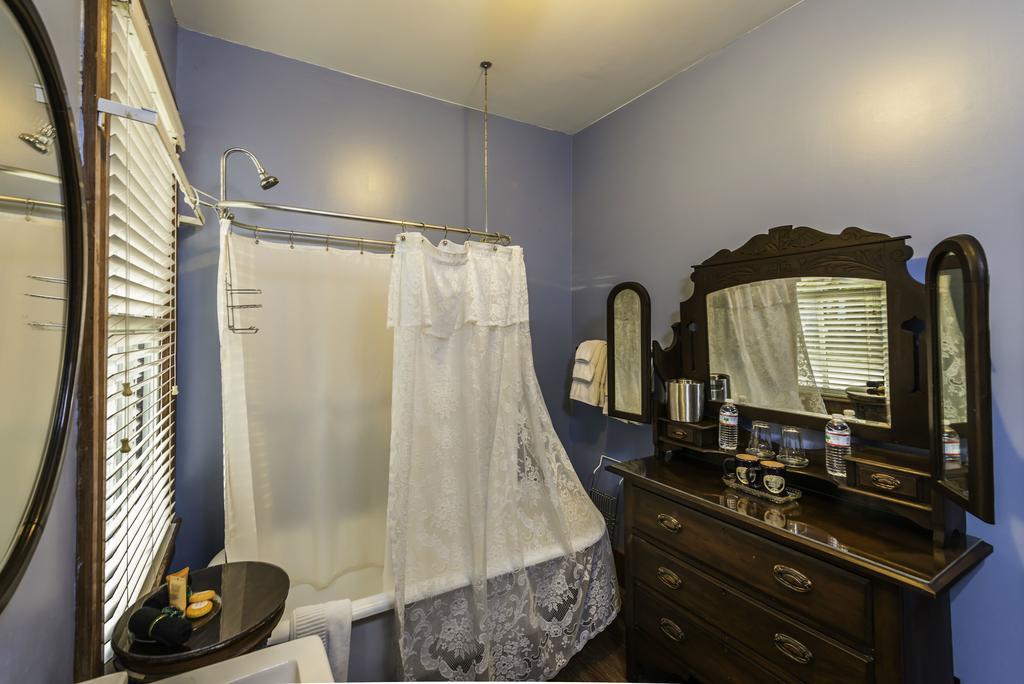King Room - Sapphire Room