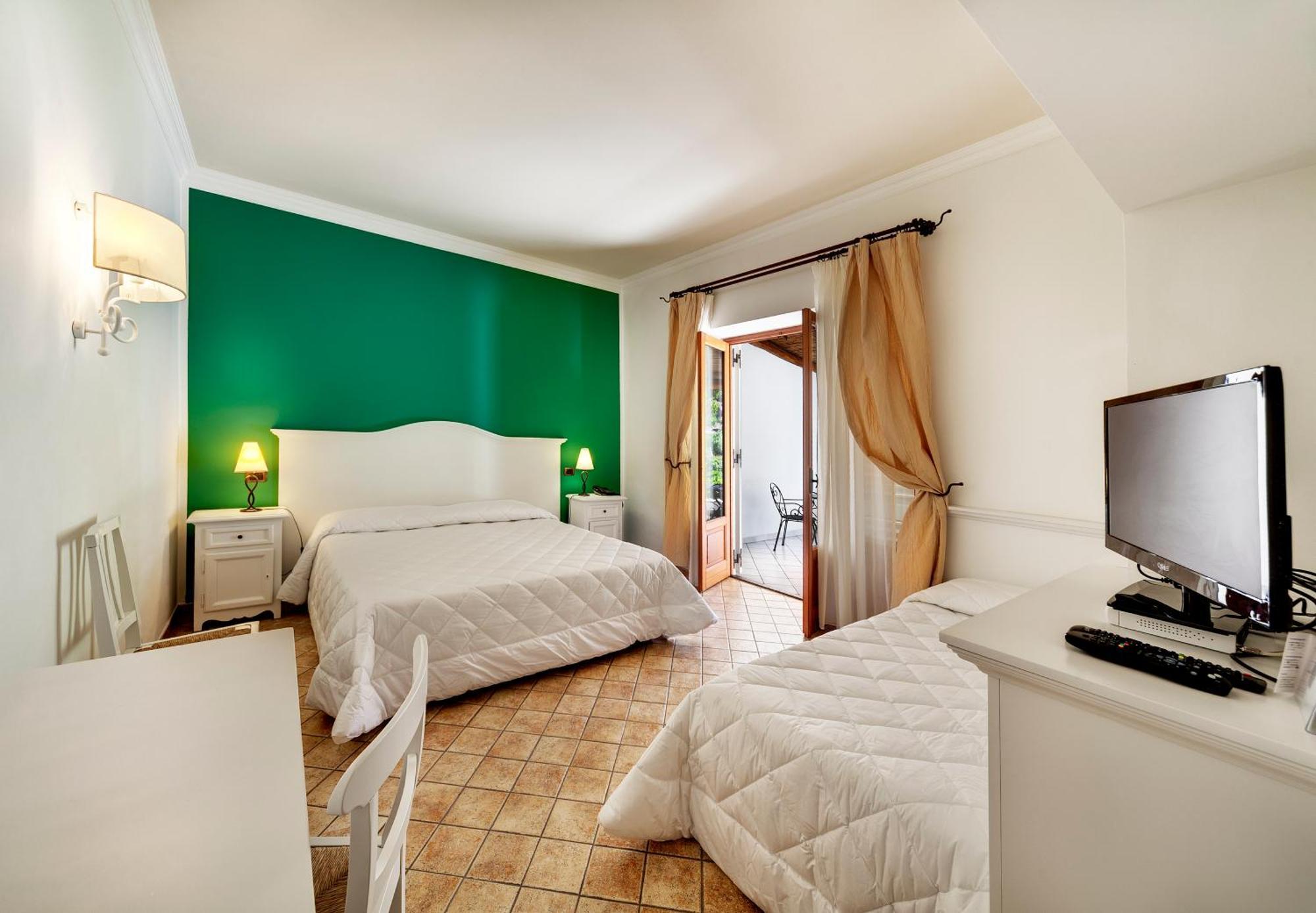 Classic Triple Room with Garden View