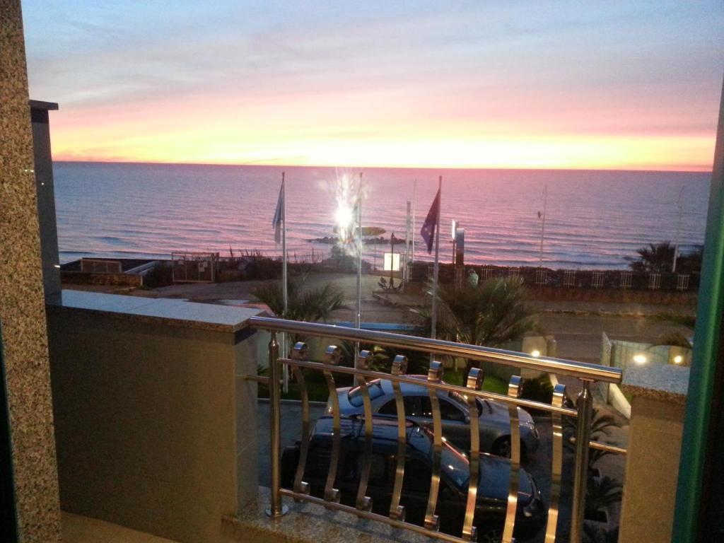 Camera Matrimoniale con Balcone e Vista Mare