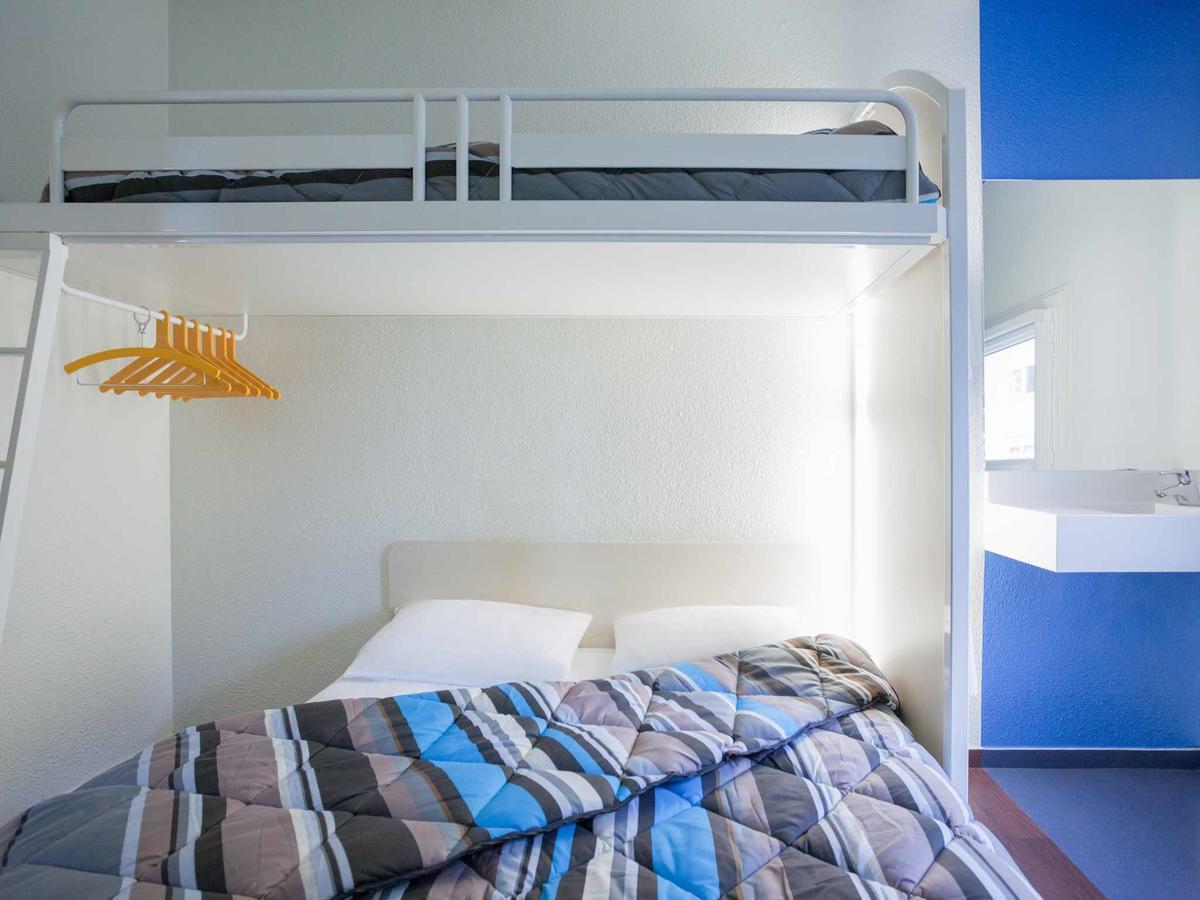 Deze driepersoonskamer heeft een gedeelde badkamer.