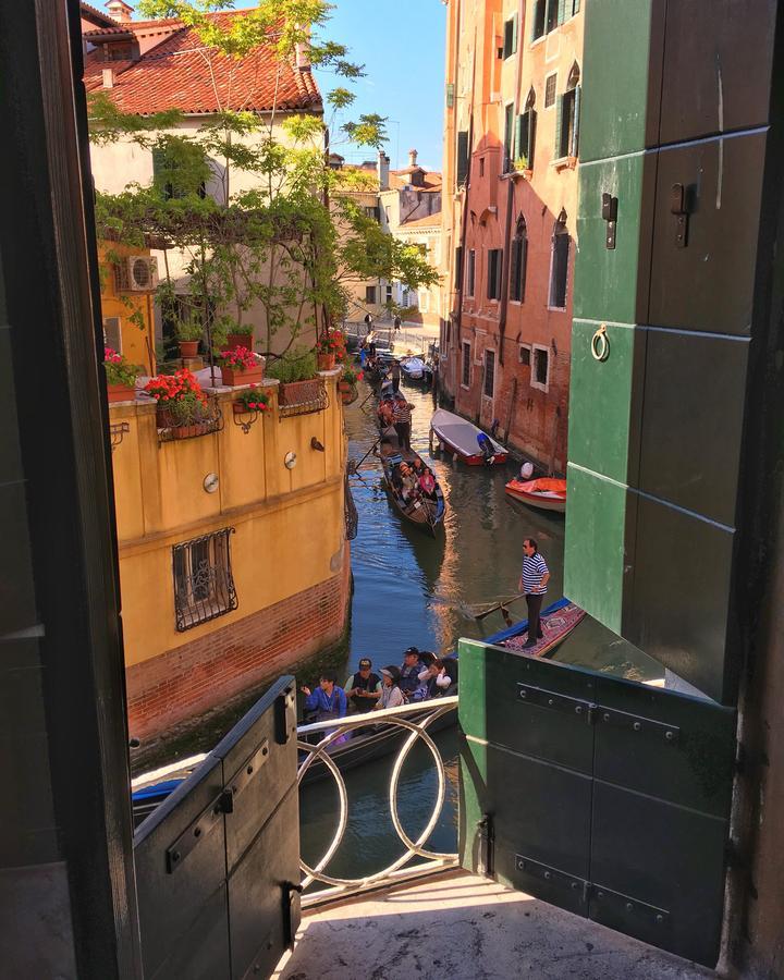 Camera Tripla Superior con Vista Canale