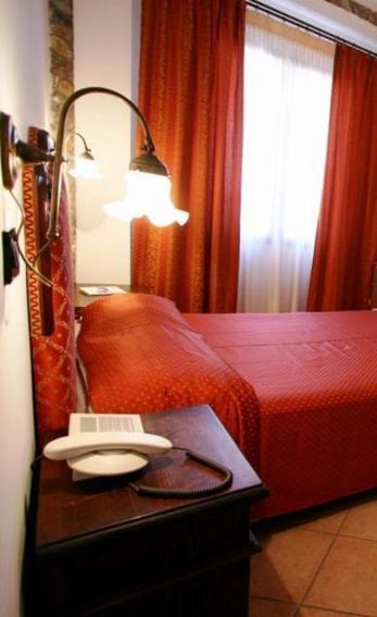 Tweepersoonskamer met klein tweepersoonsbed