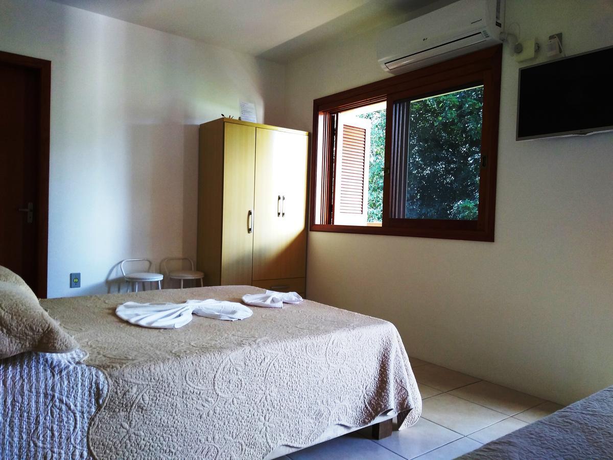 Quarto Triplo com Banheiro Privativo