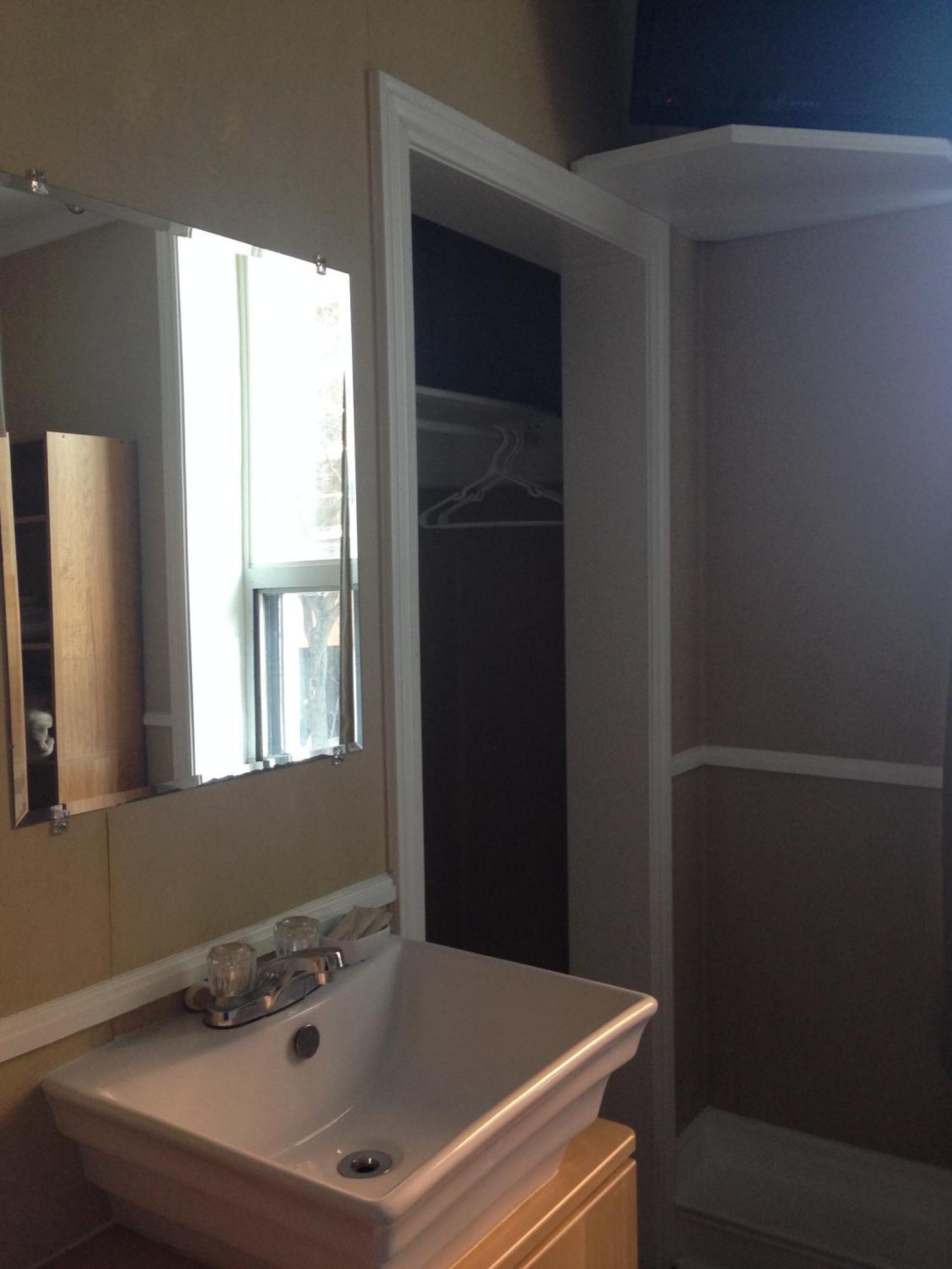 Chambre Simple avec Lit Simple et Salle de Bains Commune