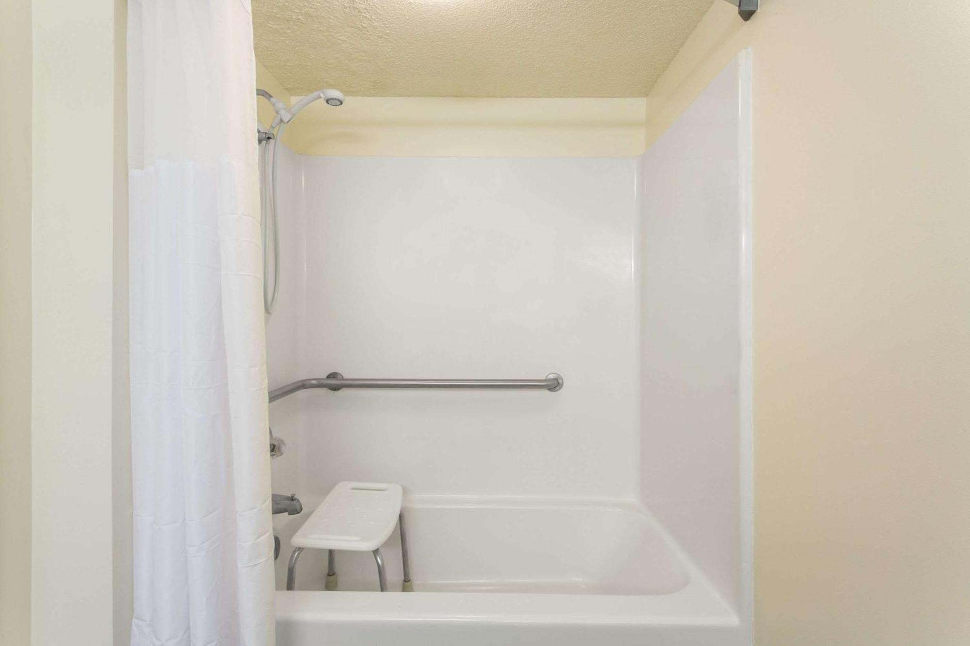 Queen Room - Mobility Access/Non-Smoking