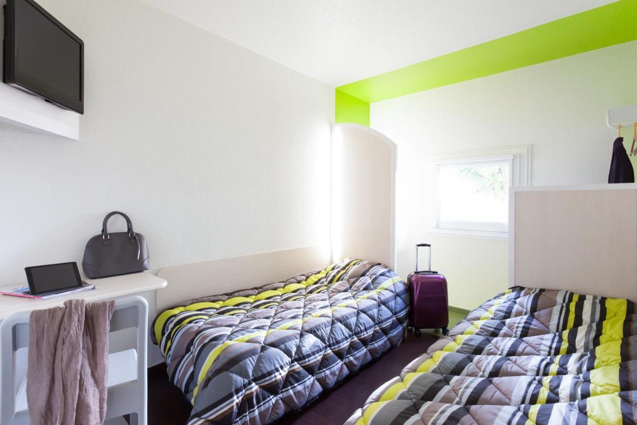 Tweepersoonskamer met 2 Aparte Bedden en Gedeelde Badkamer