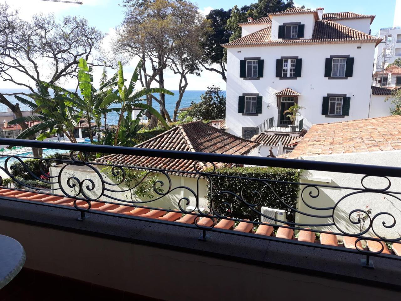 Quarto Superior com Cama de Casal ou 2 de Solteiro com Varanda e Vista Lateral do Mar