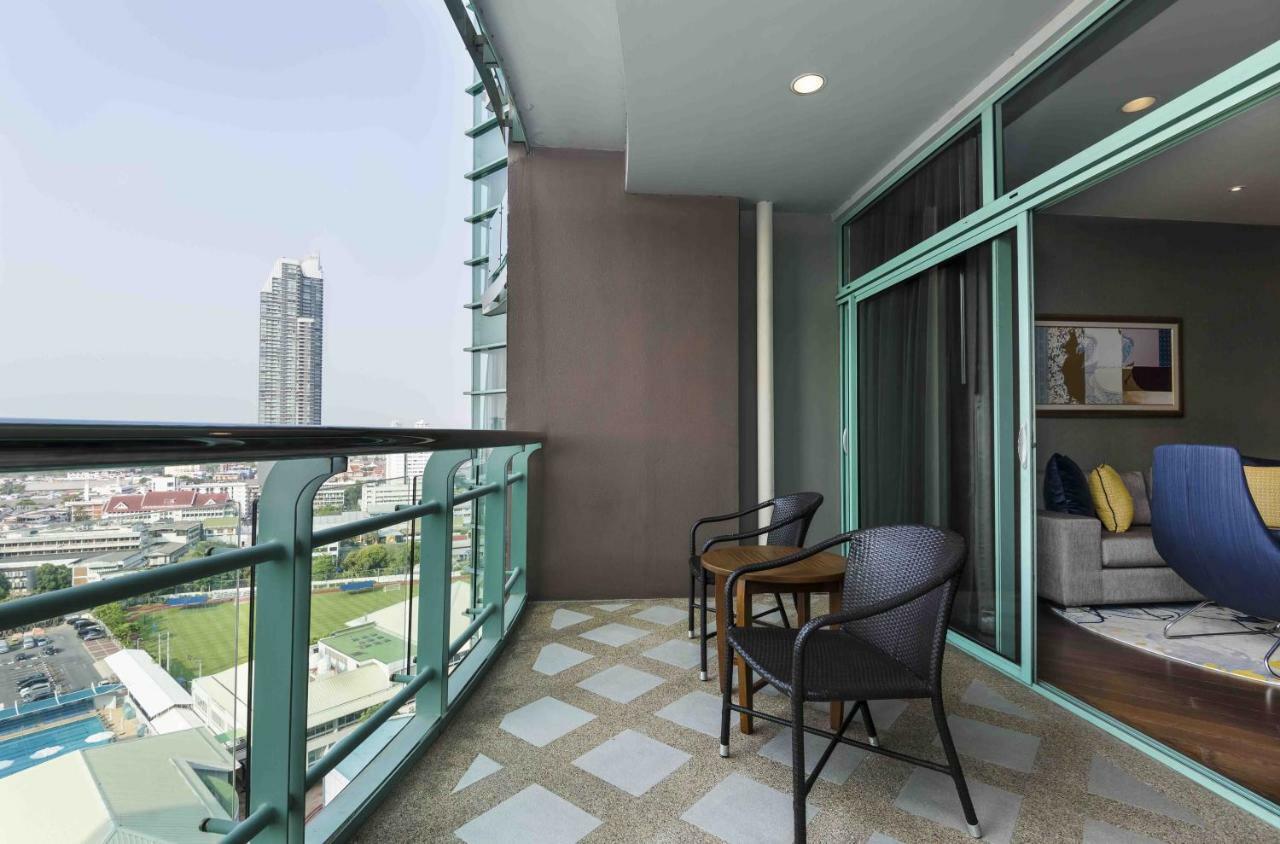 Suite de 1 dormitorio con cama extragrande y vistas a la ciudad