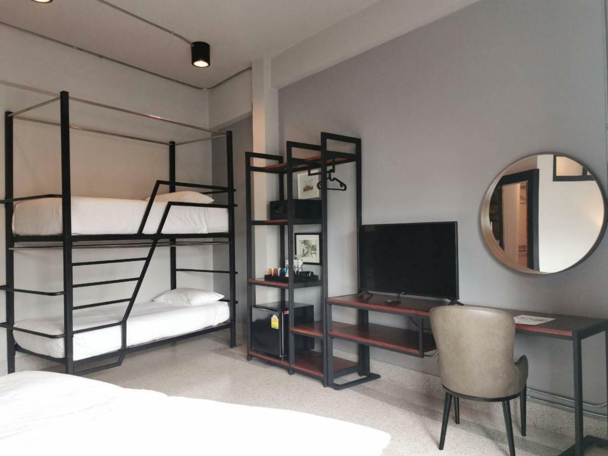 Family Room,1215798484:JPEG