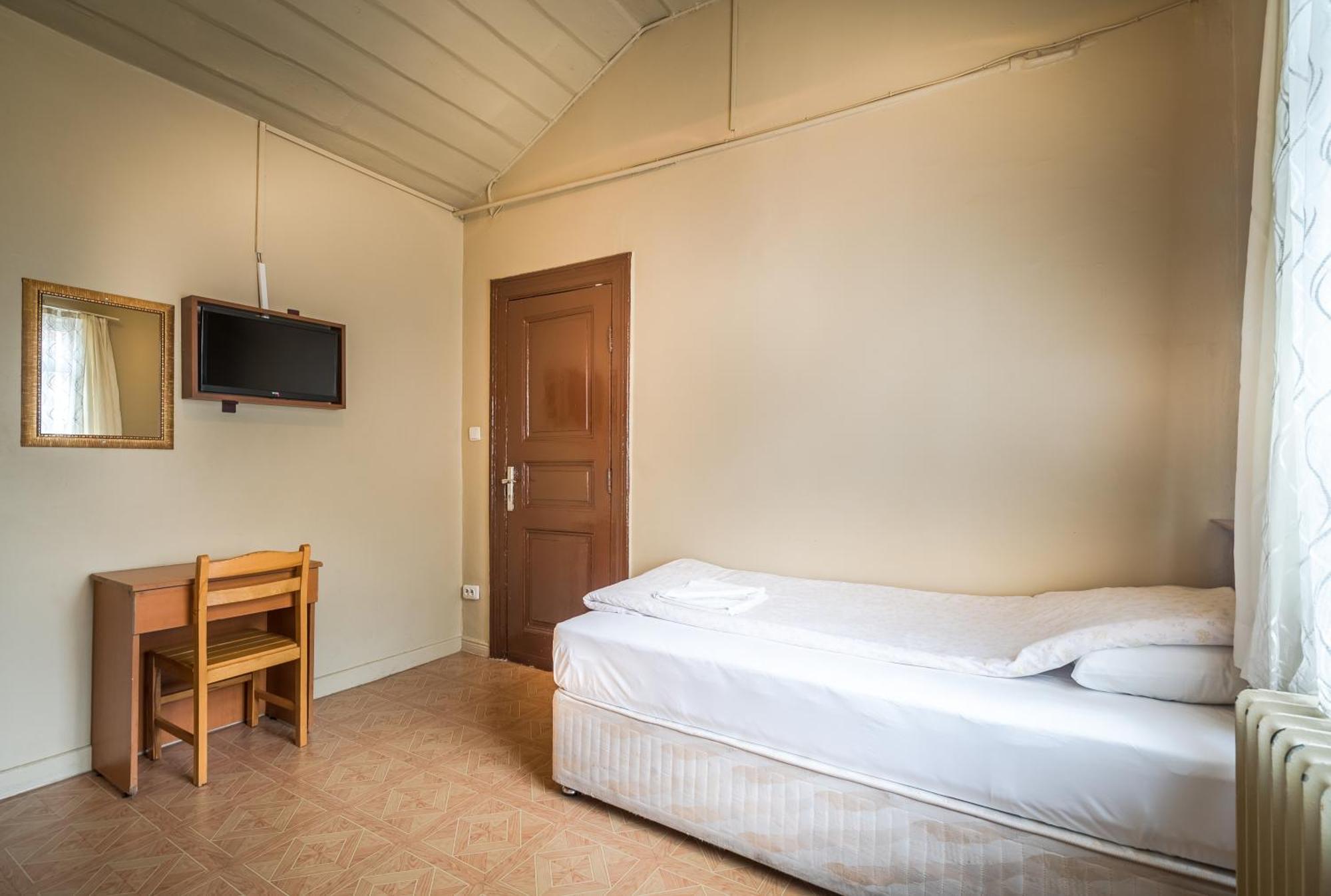 Single Room,902168887:JPEG