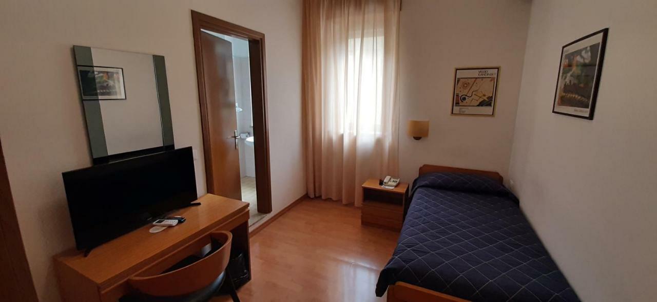 Single Room,925584487:JPEG