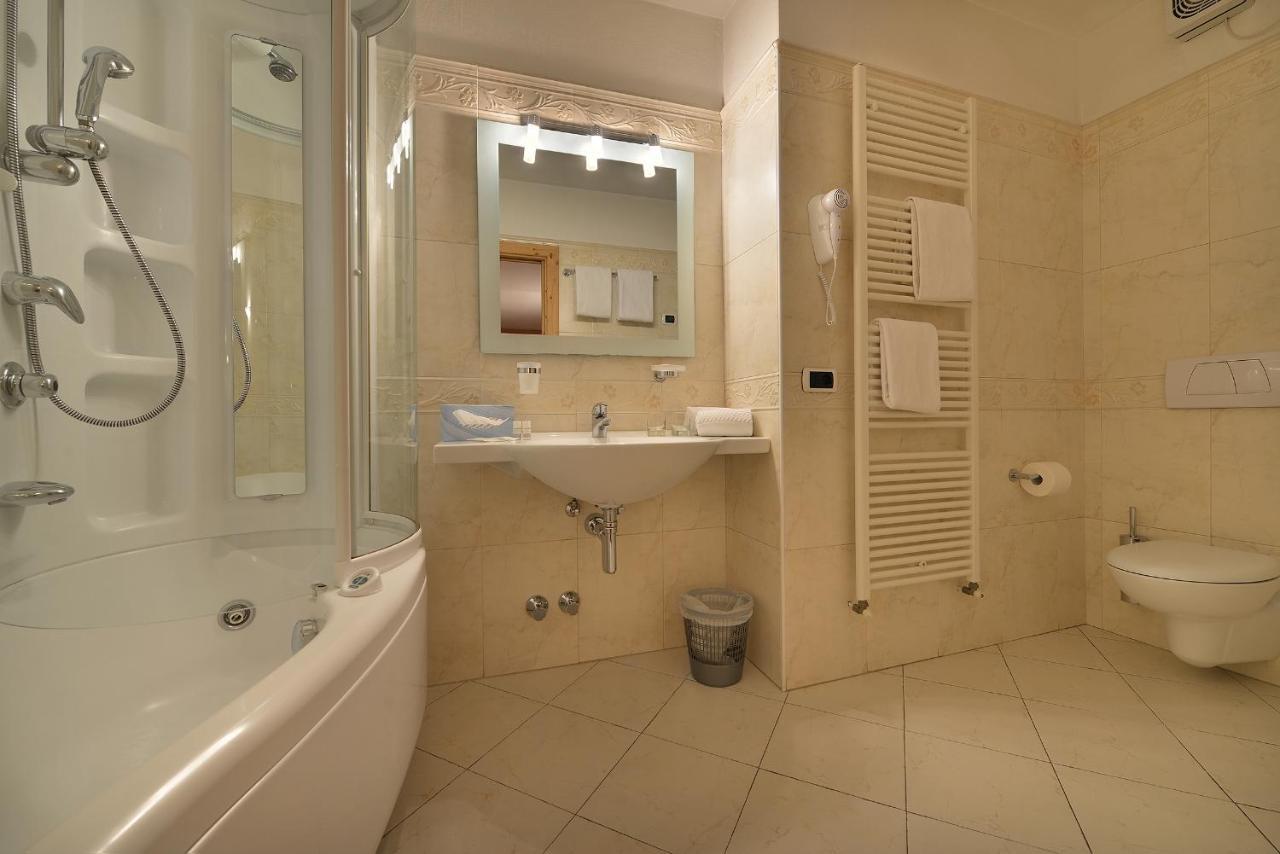 Habitación con cama extragrande y bañera de hidromasaje