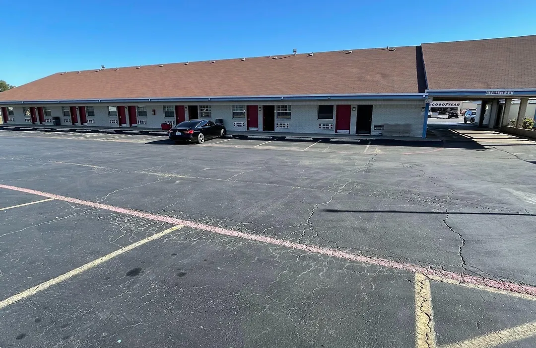 Delux Inn Cleburne-1