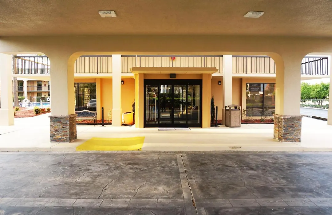 Howard Johnson By Wyndham Greensboro Near The Coliseum-1