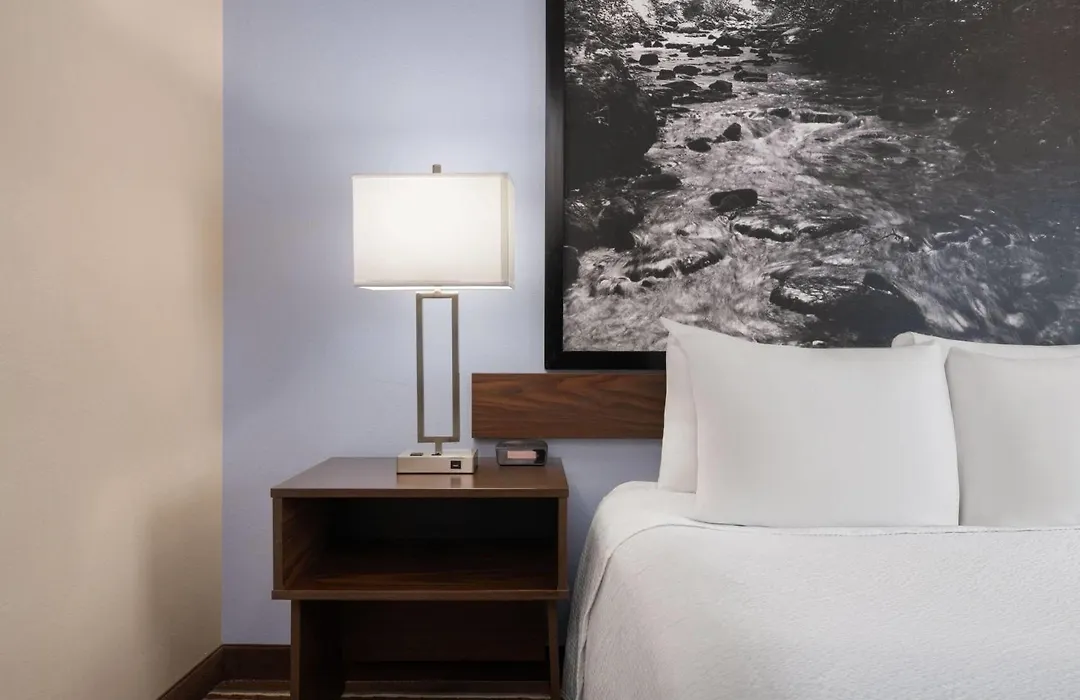 Super 8 By Wyndham Longmont/Twin Peaks-1