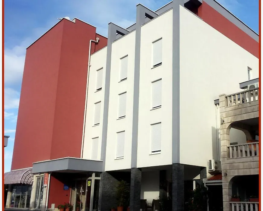 Hotel Dina-1