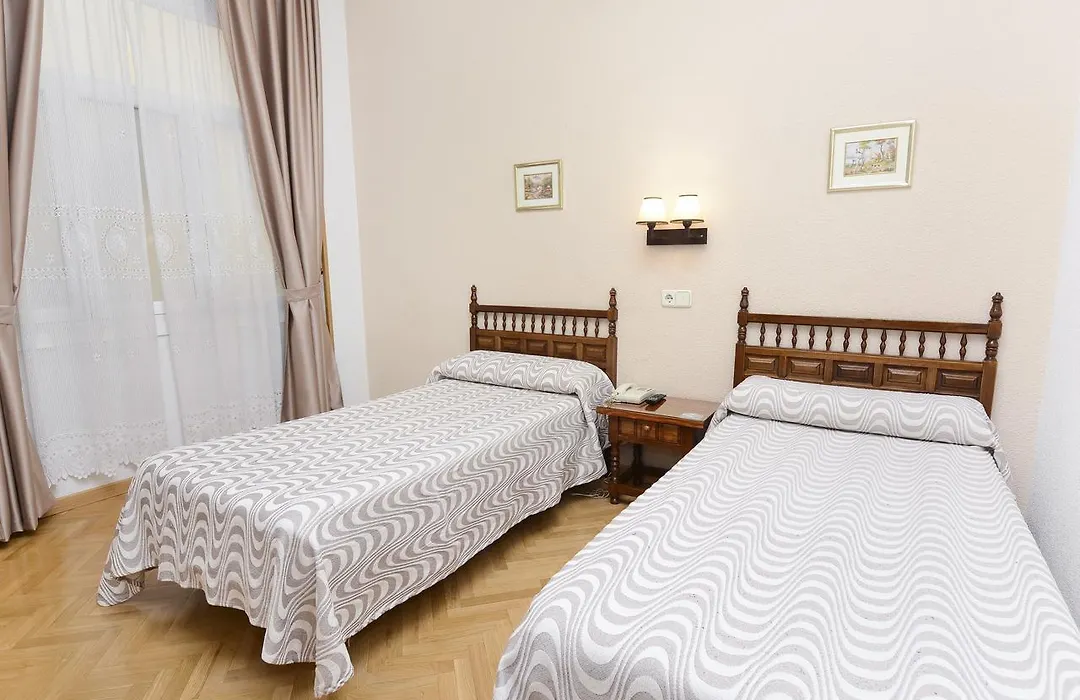 Hostal Biarritz-1