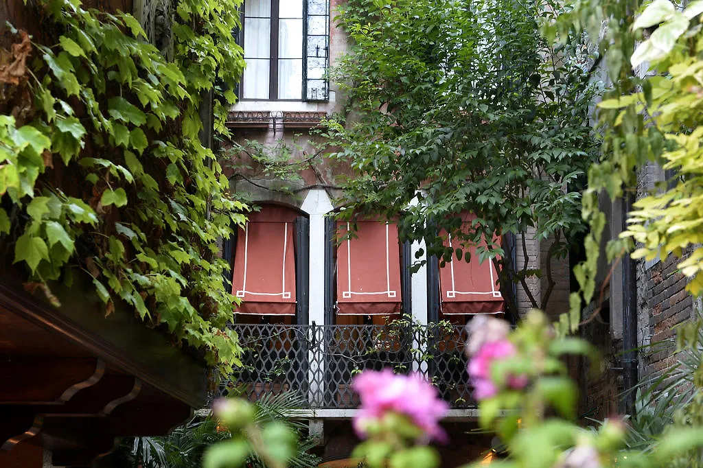 Hotel Flora - By Romanelli Family-1