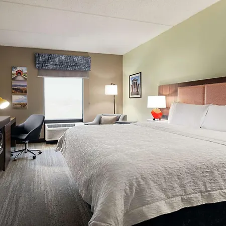 Hampton Inn & Suites Frederick/Fort Detrick-2