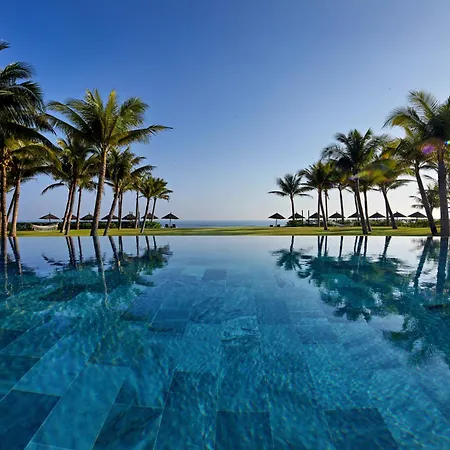 Wyndham Royal Beachfront Resort & Spa Danang-3