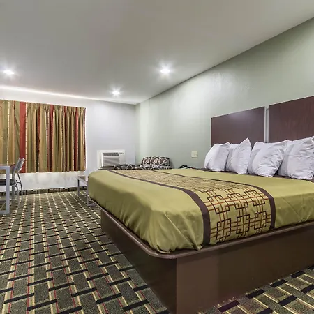 Scottish Inn And Suites Tomball-3