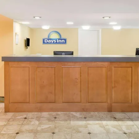 Days Inn By Wyndham Roanoke Hollins Near I-81-2