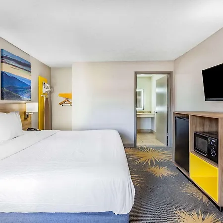 Days Inn By Wyndham Roanoke Hollins Near I-81-3