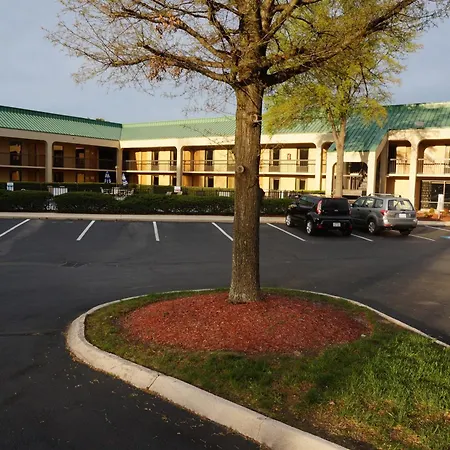Howard Johnson By Wyndham Greensboro Near The Coliseum-3