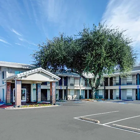 La Quinta Inn By Wyndham Dallas Uptown-2