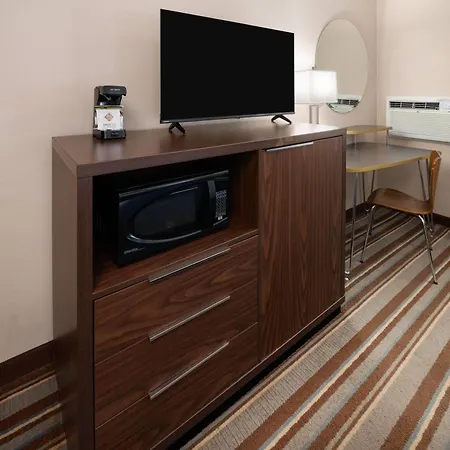 Super 8 By Wyndham Longmont/Twin Peaks-3