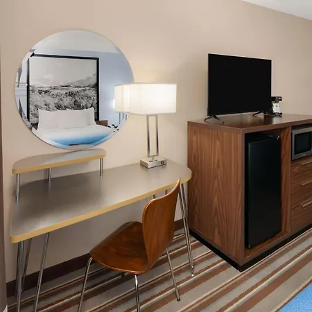 Super 8 By Wyndham Longmont/Twin Peaks-2