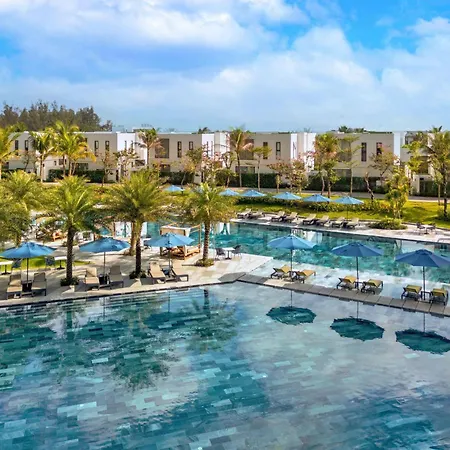 Wyndham Royal Beachfront Resort & Spa Danang-2