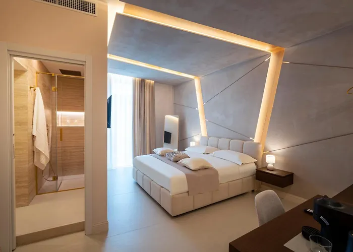 Halo Suite Naples