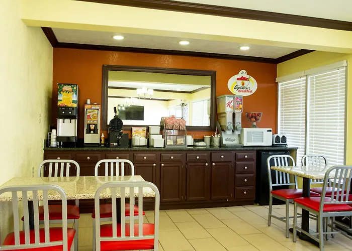Super 8 By Wyndham Woodward