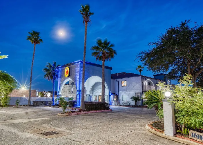 Super 8 By Wyndham Houston Webster Nasa Hotel